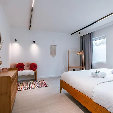 Beautiful Modern Holiday House With Private Garden